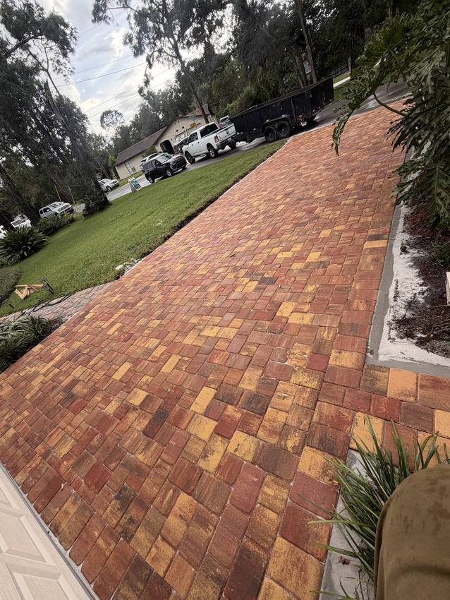 Entrada de garagem em pavers finalizada com borda em contraste, Flórida Central