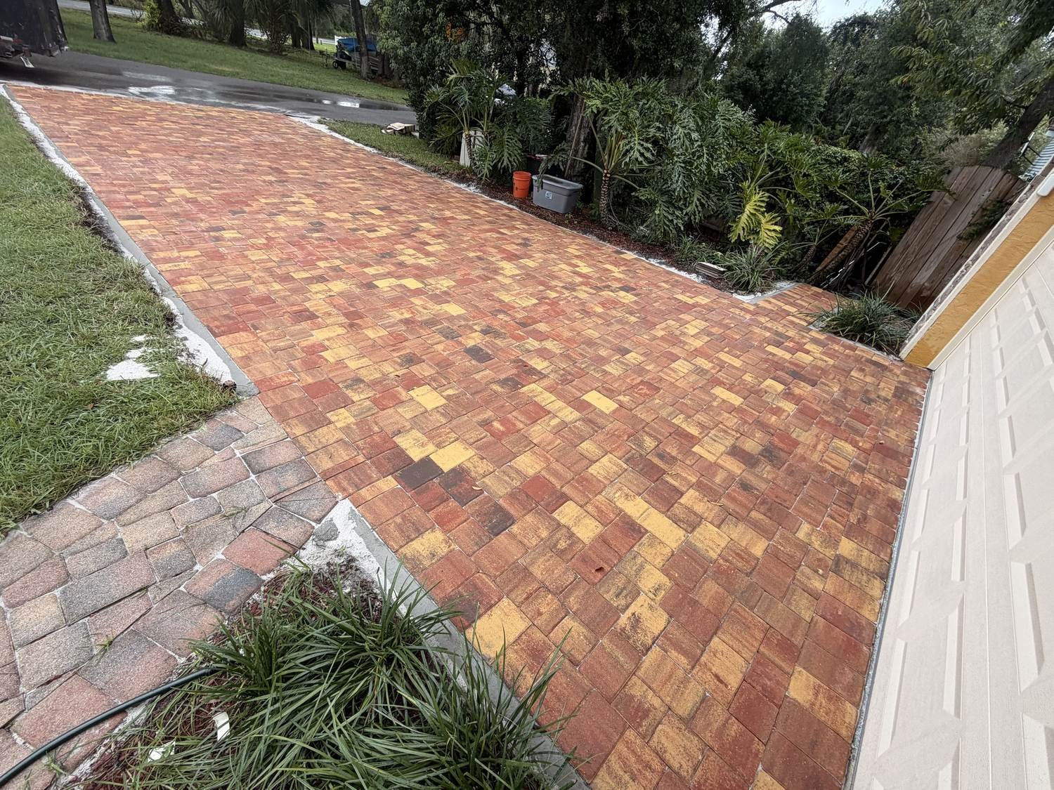 Entrada de garagem em pavers finalizada com borda em contraste, Flórida Central
