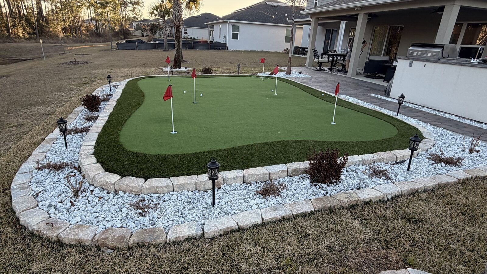 Putting green com bandeiras vermelhas e borda de pedra, Fl&oacute;rida Central