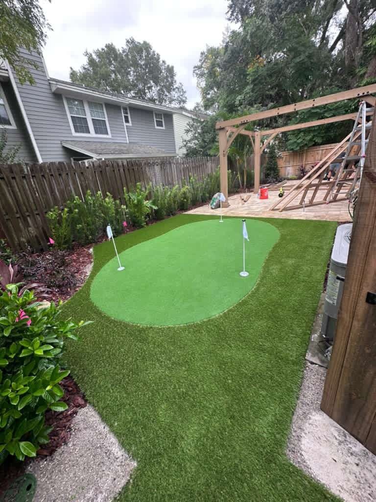Putting green pequeno com p&eacute;rgola e paisagismo