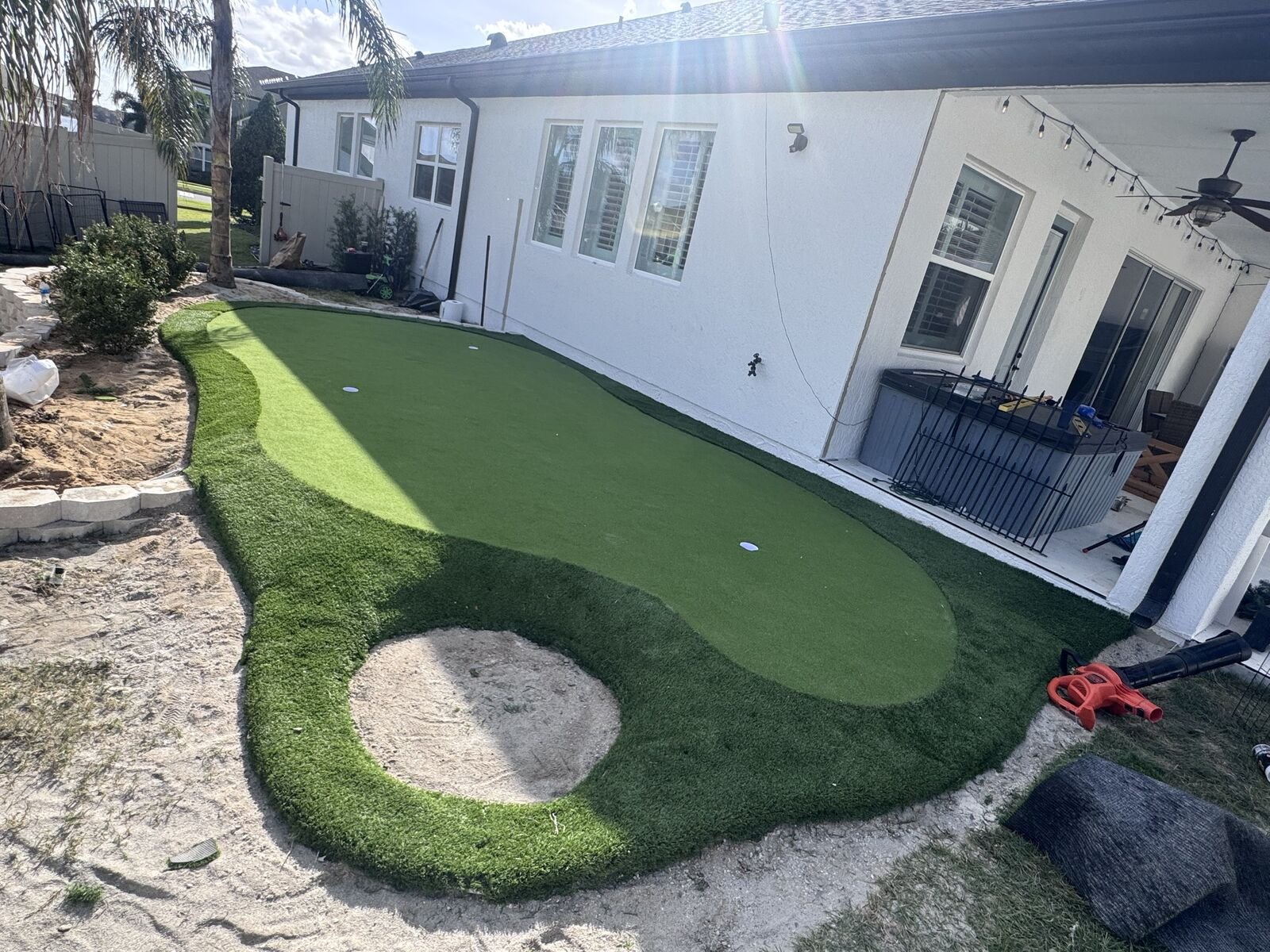 Green comprido com bunker de areia nos fundos da casa