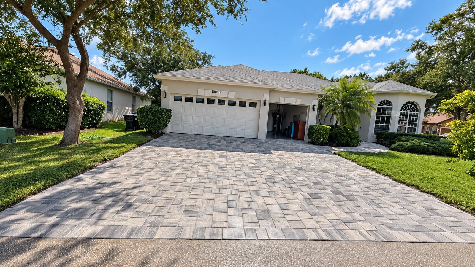 Instalación de entrada de autos de adoquines grises por Cavisa Solutions