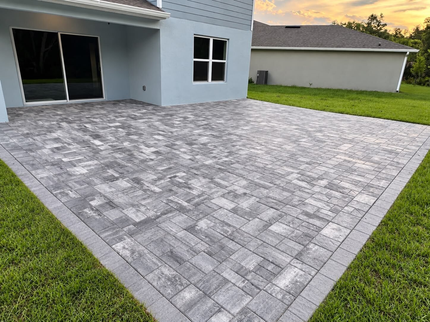 Instalación de patio de adoquines gris carbón por Cavisa Solutions