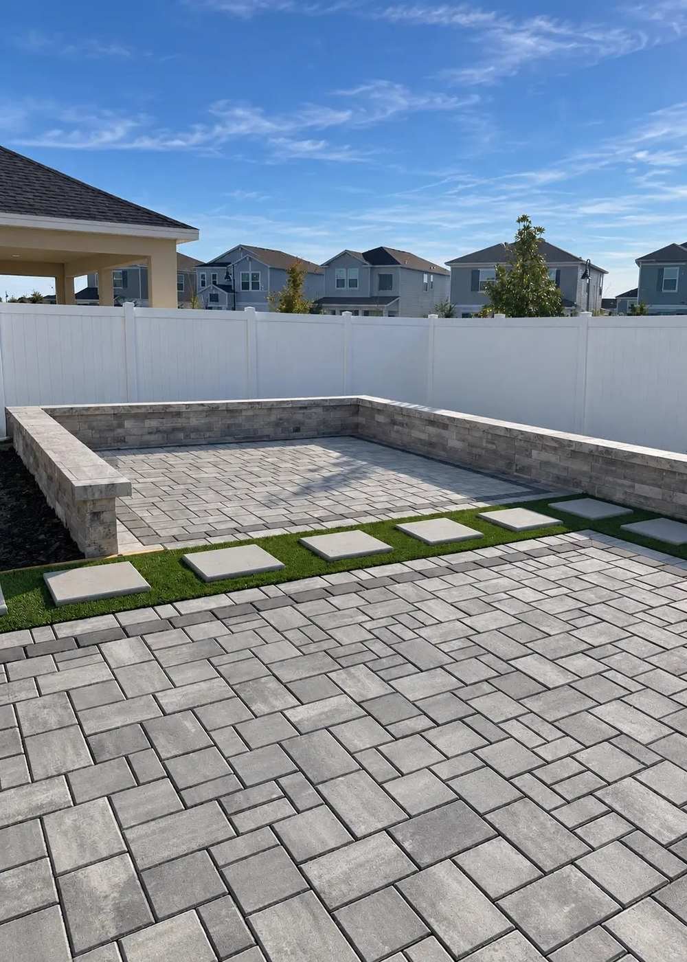 Instalación de patio de adoquines con muro de contención por Cavisa Solutions