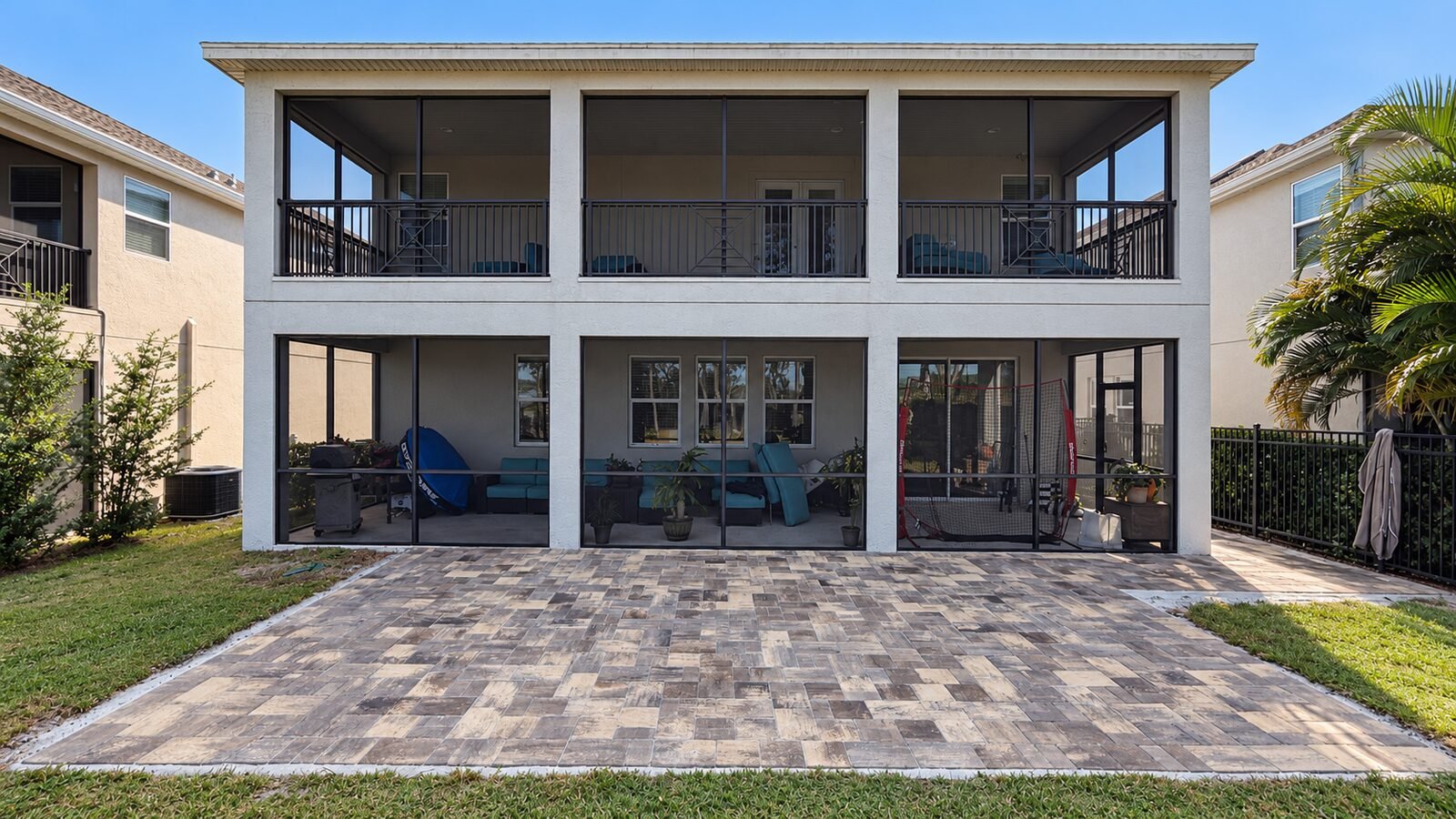 Deck de adoquines tipo madera instalado detrás de una casa de Florida Central, por Cavisa Solutions
