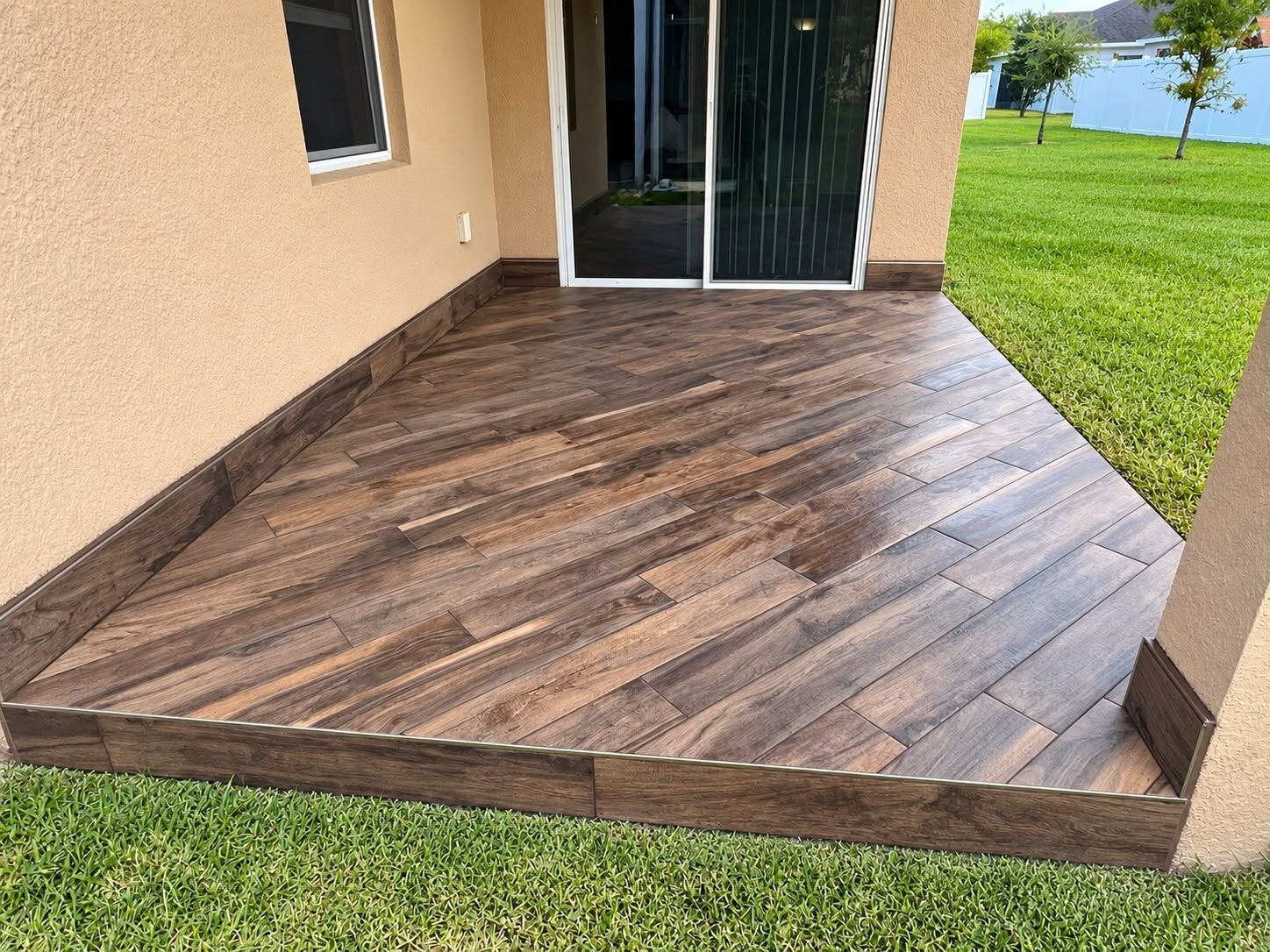 Patio con adoquines tipo madera instalados por Cavisa Solutions