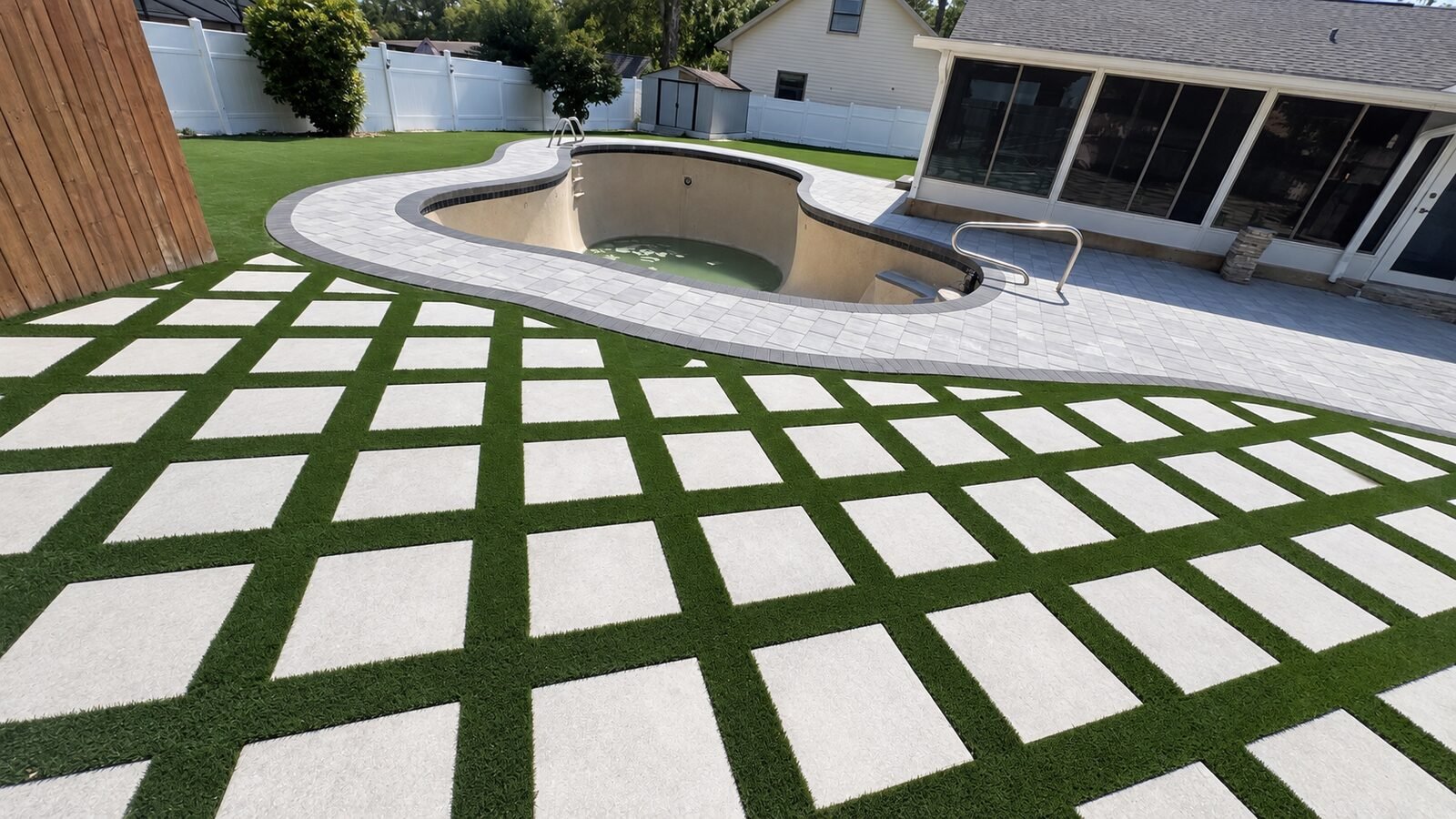 Remodelación de piscina con borde de guijarros y borde de adoquines, instalados por Cavisa Solutions