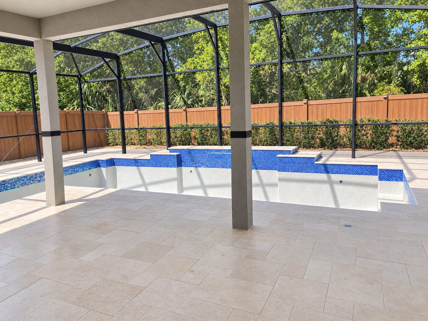 Remodelación de piscina con cerramiento de malla y mosaico azul, realizada por Cavisa Solutions