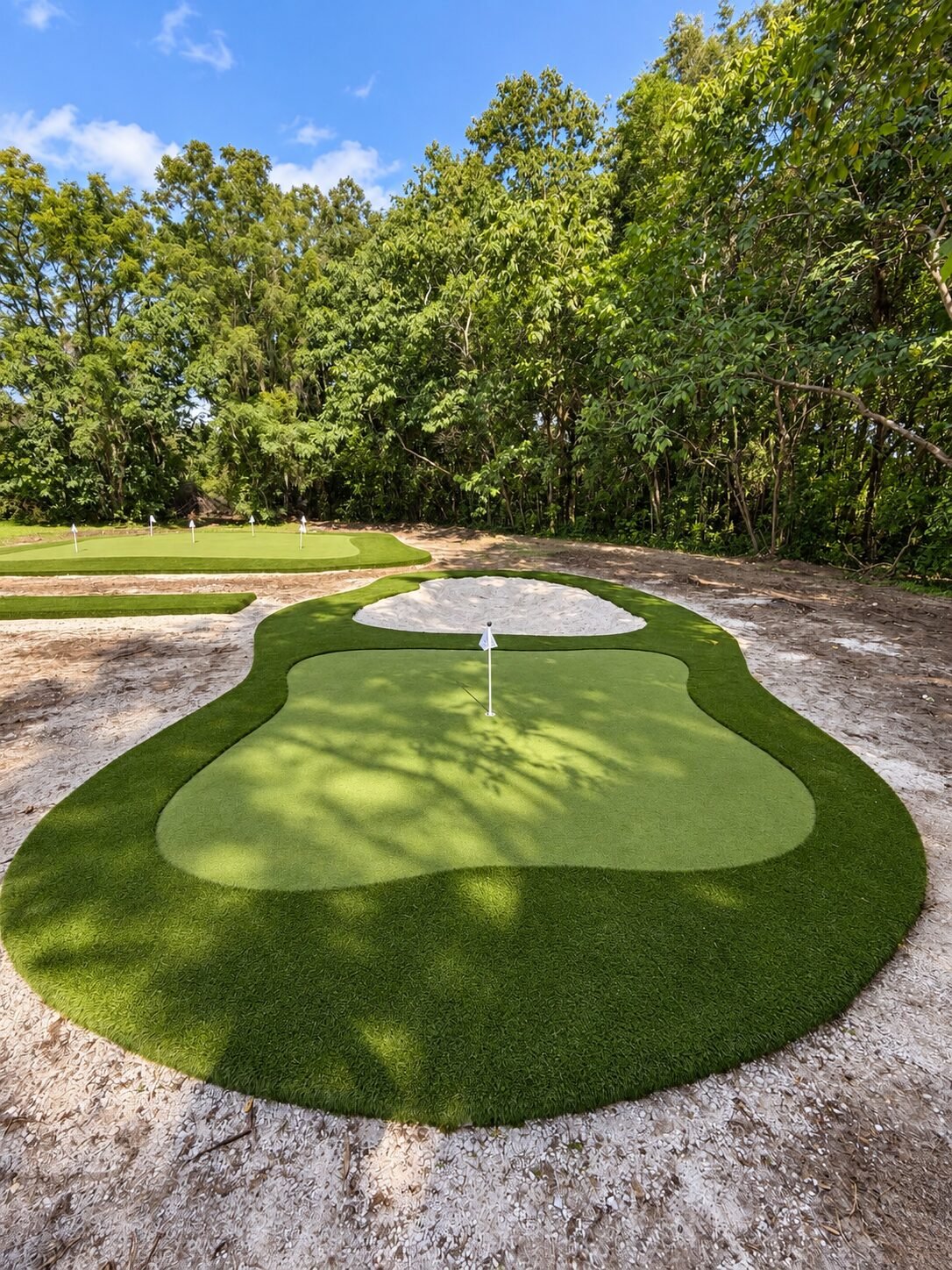 Putting green sintético con bunker de arena instalado por Cavisa Solutions
