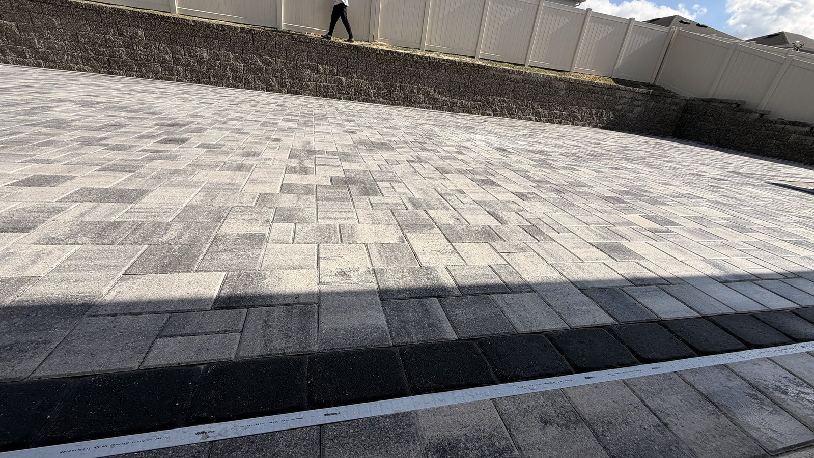 Muro de arrimo ao lado de uma área de pavers pronta